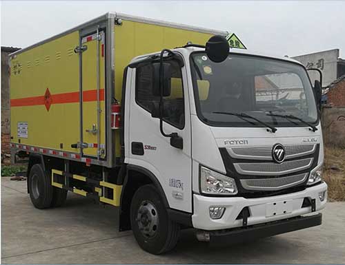 藍(lán)牌爆破器材運(yùn)輸車 城市爆破配送的“安全衛(wèi)士”